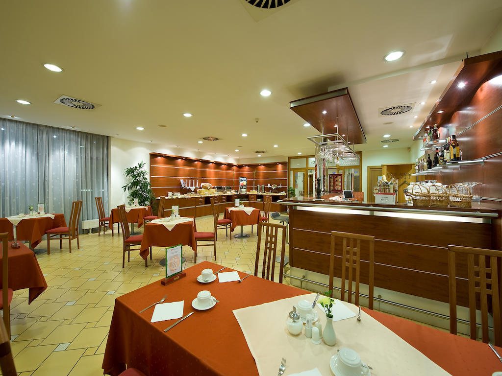 Ramada Airport Hotel Praha Exteriér fotografie